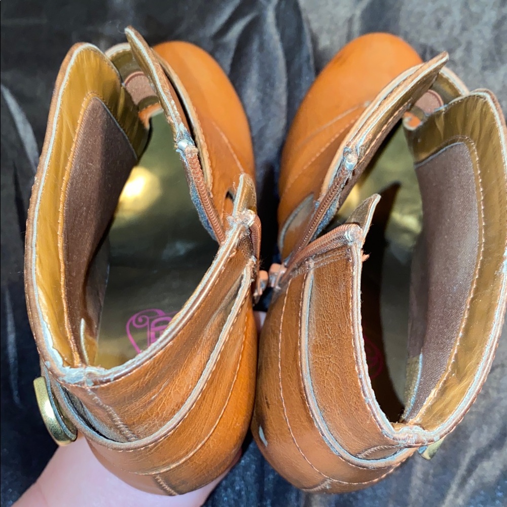 UNLISTED BROWN BOOTS- by KENNETH COLE - Picture 6 of 9